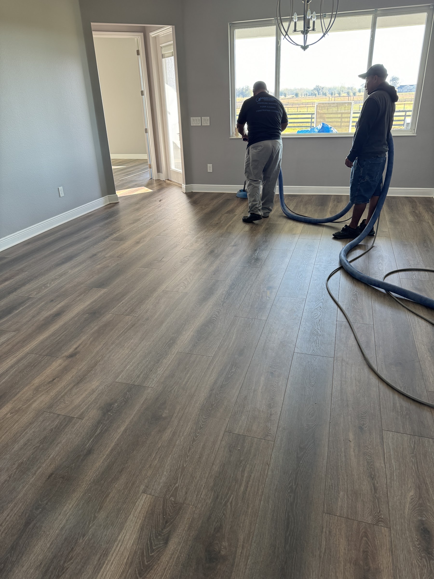 Compton crew doing final clean in a new Villages home